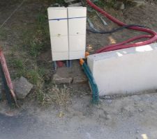 Merci a azur travaux de m'avoir mis le boitier avec le compteur et le disjoncteur à l'envers... normalement il doit être coté privé et pas coté route...