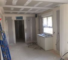 Vue depuis le salon sur la cuisine... et mon petit meuble