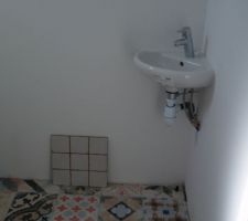 Carrelage WC...j'aime bien....à fignoler..il faut que je réfléchisse
par contre le lave main pas top du tout avec ces tuyaux qui dépassent.....moche
je vais le changer
