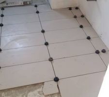 Pose carrelage - Salle de bain - Modèle "Chic" taupe de chez Lapeyre
Utilisation de pavilift autonivelants