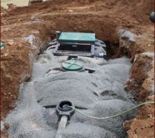 La fosse toutes eaux et la micros-station en place