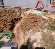 Bon bah heureusement que j'ai vérifié. Pas de sable, pas de grillage et une belle courbe pour un fourreau qui devait mis au droit et qui fait seulement 5m.