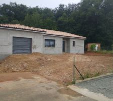 Réalisation de la cour hors finition.