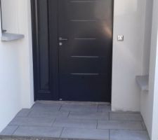 Carrelage posé sous le porche.