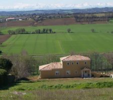 Vue depuis le haut du terrain en mars 2010 : admirer la chaine pyr&eacute;n&eacute;ene !!! Bon sentiment d'air frais, d'espace, de LIBERTE !!!