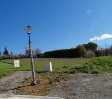 Vue du bas du terrain : belle pente de 16 pour cent