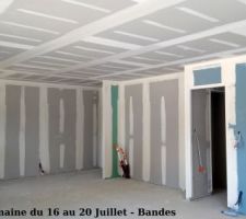 Réalisation des joints entre les plaques de placo. Enduit et bandes de plâtre.