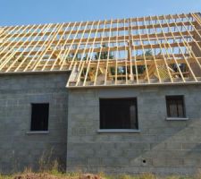 Voilà charpente terminée maintenant on attends les couvreurs qui doivent faire le travail avant le mous d'août et le terrasser doit repasser pour combler autour de la maison et du garage ...nois on remonte en idf on charge les voisins de nous tenir au courant et prendre des photos