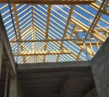 Voilà charpente terminée maintenant on attends les couvreurs qui doivent faire le travail avant le mous d'août et le terrasser doit repasser pour combler autour de la maison et du garage ...nois on remonte en idf on charge les voisins de nous tenir au courant et prendre des photos