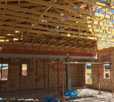 Début de la pose des tuiles 
Vue intérieur pièce de vie