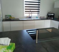 L'avantage que madame ex soit parti, c'est que maintenant la maison est propre et rangée, du coup je peux mettre des photos :)
Bon, soyez indulgents SVP, c'est très sobre et très simple, comme moi quoi :)
