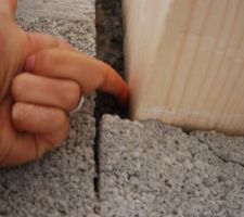 à peine 1 ou 2cm de profond, sur 2-3 cm de large, un peu léger pour supporter un toit