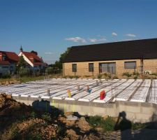 Les hourdis sont posés, nous avons demandé à bouger des tuyaux qui ne sont pas au bon emplacement. Ils doivent intervenir la semaine prochaine. Pour le moment la société qui intervient sur le terrain fait preuve de beaucoup de professionnalisme, RAS, il s'agit de la société Lv bati TP à Hersin coupigny, je vous confirmerai mon avis quand les tuyaux seront deplacés et la dalle sera coulée ;-)