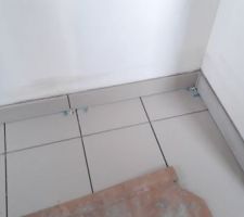 Pose des plinthes - Salle de bain
En réalité ce ne sont pas des vraies plinthes car elle n'existaient pas avec le modèle de carrelage choisit. Ce sont donc des carreaux redécoupé, j'avais un peu peur du rendu et des découpes mais finalement je trouve que ça ne se voit pas ça rends plutôt pas mal !