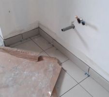 Pose des plinthes - Salle de bain
En réalité ce ne sont pas des vraies plinthes car elle n'existaient pas avec le modèle de carrelage choisit. Ce sont donc des carreaux redécoupé, j'avais un peu peur du rendu et des découpes mais finalement je trouve que ça ne se voit pas ça rends plutôt pas mal !