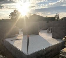 20/07/2017 : Poursuite de l'élévation des murs : le terrasse à Mojitos :D