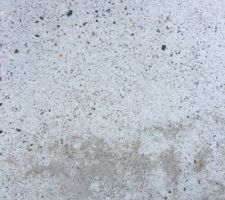 État de la dalle qui fait ressortir du sable