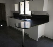 Cuisine blanc laqué avec plan de travail en quartz noir