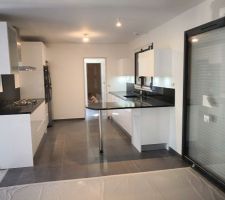 Cuisine blanc laqué avec plan de travail en quartz noir