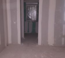 Suite parentale. Vue sur le dressing et la salle deau