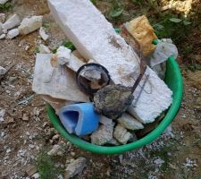 Polystyrène,vieux mètre rouillé, plastiques, etc...