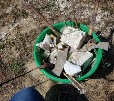 Polystyrène,vieux mètre rouillé, plastiques, ferraille, etc...