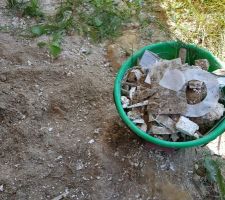 A gauche un tas de terre, à droite une partie de ce qui était enfoui dessous