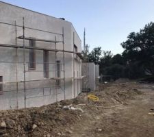 Première couche d'enduit pour rendre la maison étanche