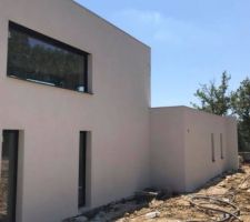 Première couche d'enduit pour rendre la maison étanche
