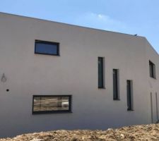 Première couche d'enduit pour rendre la maison étanche