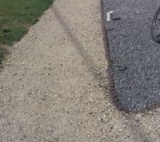 All&eacute;e maison et garage en grave compact&eacute;e