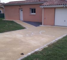 Allée maison et garage 
En Béton drainant.
Avec motif devant le garage.