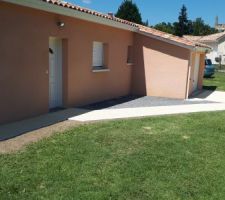 Allée maison et garage avec une partie trotoir
En Béton drainant