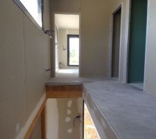 A l'étage nous posons le carrelage uniquement dans la partie couloir. Ce sera moquette pour les chambres et parquet dans les salles de bains