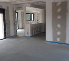 Coulage de la Chape fluide Ciment ! 
Du salon, vue la cuisine !