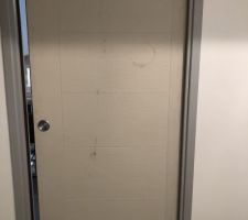 Porte scrino sensée être neuve commandée il y a 2 mois car voilée ! Selon cdt et directeur c?est normal car doit être peinte et nous devons attendre qu elle « travaille «  et si cela ne s arrange pas changement à la rentrée ! Pour moi inadmissible porte d occasion et ne s ouvre , facturée 1000 euros à l ordre de service, une entreprise autre s est déplacée, quelque soi la porte pour eux  c est le bâti qui est mal posé !