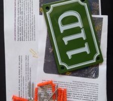 On a eu nos plaques pour mettre sur la maison, gros fashion faux pas de la mairie la couleur est juste ignoble ???