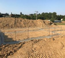 Les fondations coulées, maintenant il faut attendre que le béton se durcisse.