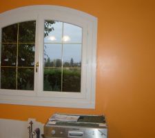 Mur orange côté des meubles blancs