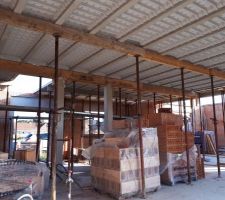 Pr&eacute;paration du plancher b&eacute;ton de l'&eacute;tage.