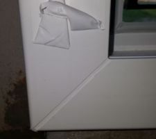 Fenêtres des anciennes menuiseries non ébavurées.