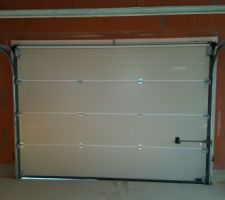 Ancien portail posé.....il était voilé , piqué de rouille à plusieurs endroits et impossible à fermer même par Mr Salette lui même......le patron.Heureusement que tout a été déposé depuis