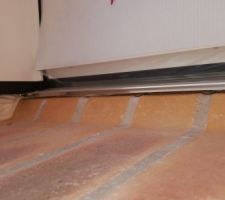 Amas immonde de joint pour salle de bain sous la porte d'entrée des anciennes menuiseries