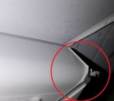 Fenêtre non ébavurée et joints à chaque angle des fenêtres bien trop larges