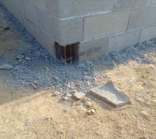 Parpaings cassés en pied de chainage (sur 2 des coins de la maison)