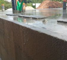 Dalle au niveau des futurs murs ext&eacute;rieurs.