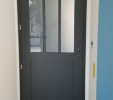 Porte verrière entre l'entrée et la cuisine.