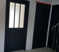 Portes au niveau de l'entrée, donnant sur le WC et la suite du RDC.
