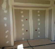 Réservation dans la cuisine pour les 4 colonnes (refrigérateur, four micro-onde, four, réserve avec tiroir à l'anglaise)