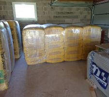 L'isolant et le placo stockés dans le garage